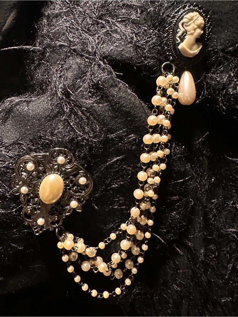 Cameo Pearl Statement brooch in Black & Gold Like New
